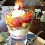 Cafe 中野屋『ノルマンディ産フロマージュブランで作ったアイスと旬の苺のパフェ 仏産蜂蜜のジュレ掛け』
