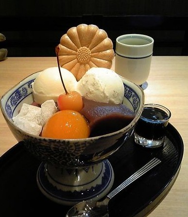 甘味茶房 菊丸『あんみつ桜盃』『黒胡麻クリームあんみつ』『塩