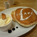 らぽっぽ＋CAFE『バニラビーンズパンケーキ キャラメルりんご』