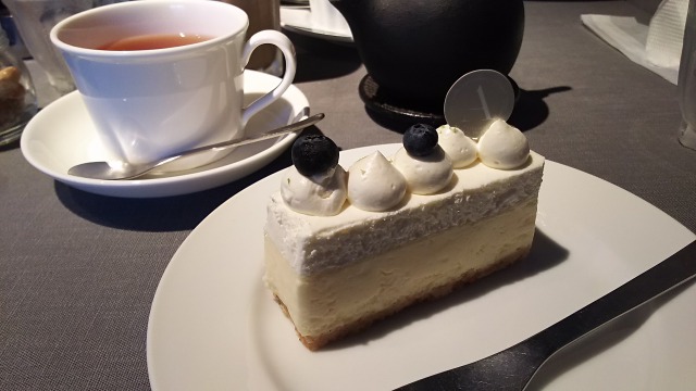 パティスリィ アサコ イワヤナギ 2層の半生チーズケーキ パティスリィ アサコ イワヤナギ 2層の半生チーズケーキ